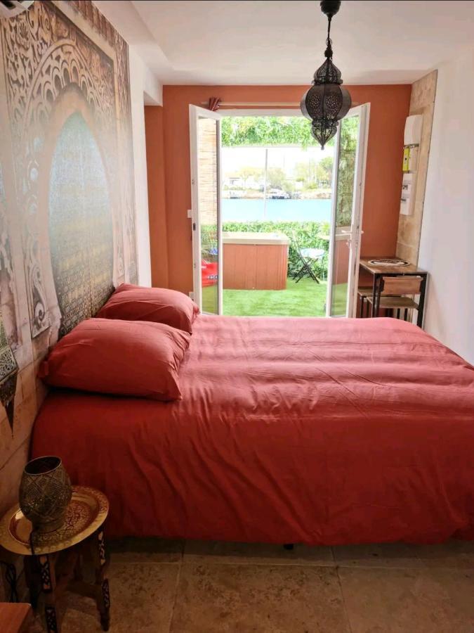 Suite Jaccuzzi En Camargue ポール・サン・ルイ・デュ・ローヌ エクステリア 写真