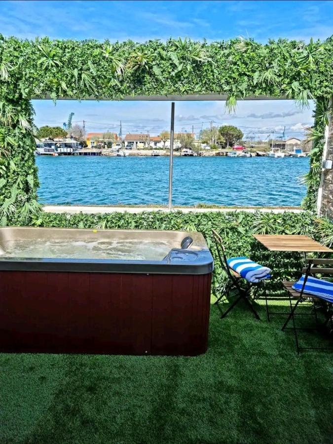 Suite Jaccuzzi En Camargue ポール・サン・ルイ・デュ・ローヌ エクステリア 写真